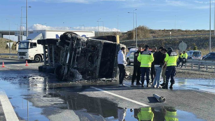 İSTANBUL HAVALİMANI KAVŞAĞINDA HAFRİYAT KAMYONU YANDI