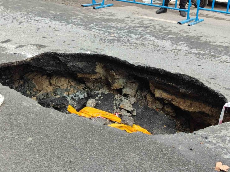 GÜNGÖREN’DE ÇÖKEN YOL HALA TRAFİĞE AÇILMADI, ESNAF MAĞDUR OLDU