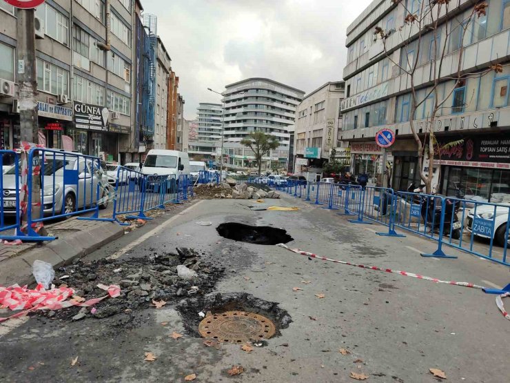 GÜNGÖREN’DE ÇÖKEN YOL HALA TRAFİĞE AÇILMADI, ESNAF MAĞDUR OLDU