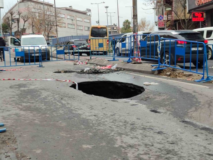 GÜNGÖREN’DE ÇÖKEN YOL HALA TRAFİĞE AÇILMADI, ESNAF MAĞDUR OLDU