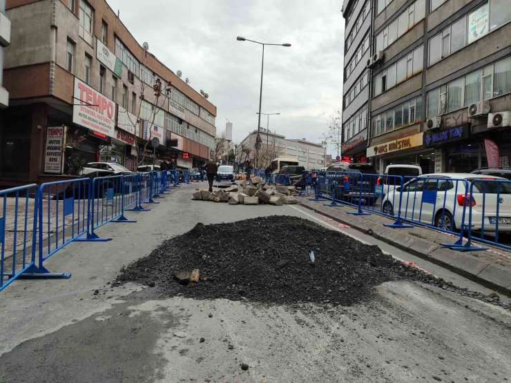 GÜNGÖREN’DE ÇÖKEN YOL HALA TRAFİĞE AÇILMADI, ESNAF MAĞDUR OLDU