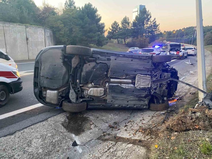 ÜMRANİYE’DE OTOMOBİL TAKLA ATTI: 1 YARALI