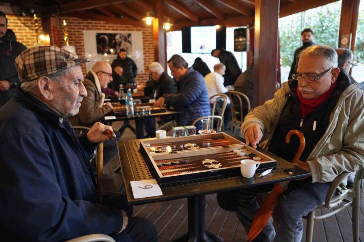 BEYOĞLU’NDA EMEKLİLER TAVLA TURNUVASI’NDA YARIŞTI