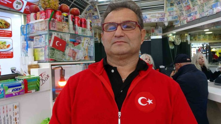 TAKSİM’DE TURİSTİN AKIL ALMAZ YÖNTEMİ: HESABI ÖDEMEMEK İÇİN YEMEĞİNE SAÇ KOYDU