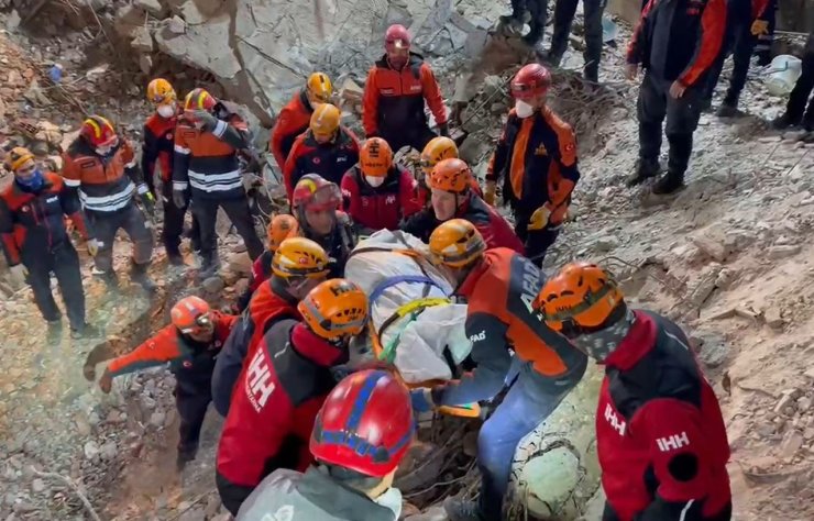 GÜNGÖREN’DE ÇÖKEN BİNADA ENKAZ ALTINDA KALAN İŞÇİ ÇIKARILDI