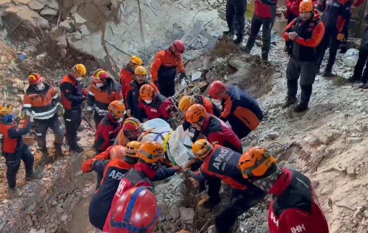 GÜNGÖREN’DE ÇÖKEN BİNADA ENKAZ ALTINDA KALAN İŞÇİ ÇIKARILDI