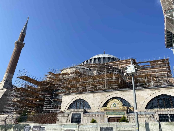 AYASOFYA’DA DEV İSKELE KURULDU: BİN 500 YILLIK CAMİ NİTELİKSİZ SIVALARDAN ARINDIRILACAK