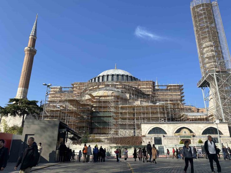 AYASOFYA’DA DEV İSKELE KURULDU: BİN 500 YILLIK CAMİ NİTELİKSİZ SIVALARDAN ARINDIRILACAK