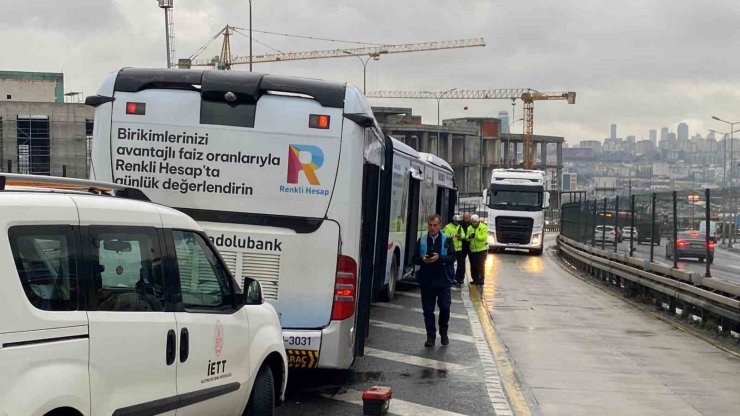 METROBÜS YOLUNDA KORKUTAN KAZA: YOLCU METROBÜSTEN YOLA DÜŞTÜ