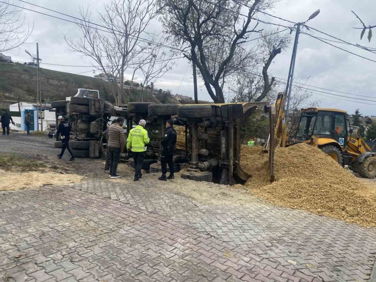 BEYLİKDÜZÜ’NDE İSKİ’NİN ÇALIŞMASI SIRASINDA YOL ÇÖKTÜ, HAFRİYAT KAMYONU DEVRİLDİ