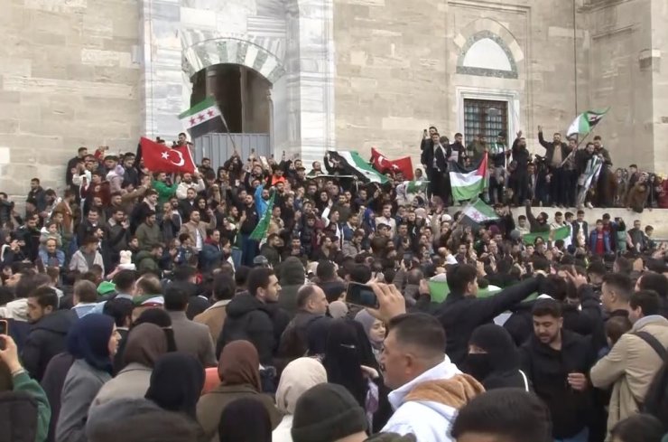 SURİYE’DE ESED REJİMİNİN SON BULMASI FATİH CAMİİ’NDE COŞKUYLA KUTLANIYOR