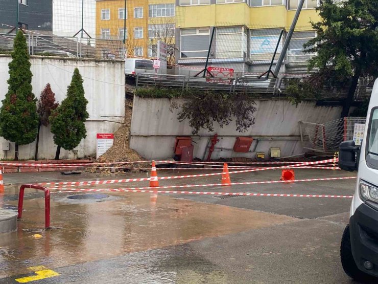 ATAŞEHİR’DE BENZİN İSTASYONUNUN DUVARI ÇÖKTÜ