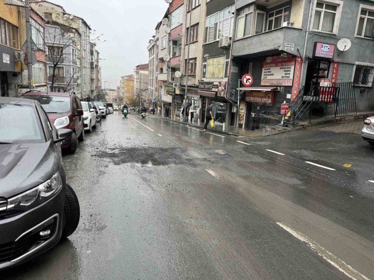 KAĞITHANE’DE İETT OTOBÜSÜ ÇÖKEN YOLA DÜŞTÜ: O ANLAR KAMERADA