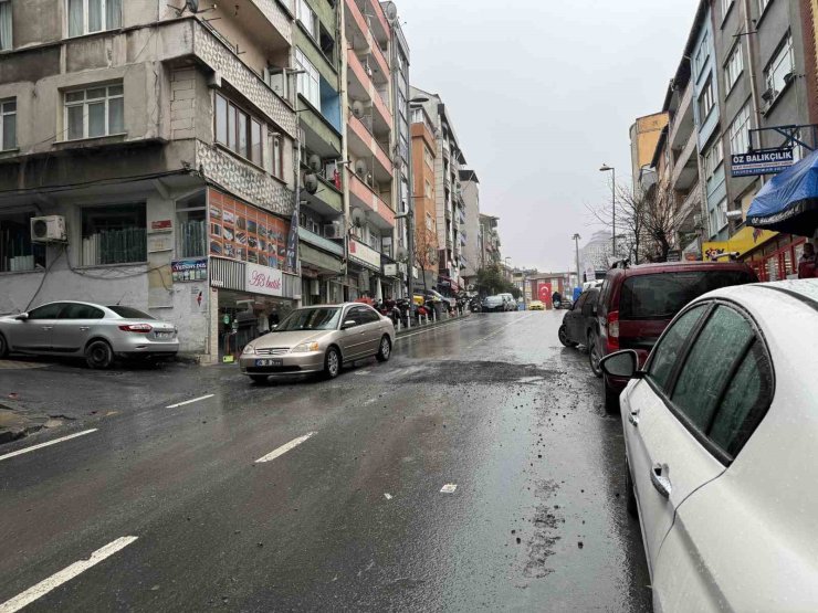 KAĞITHANE’DE İETT OTOBÜSÜ ÇÖKEN YOLA DÜŞTÜ: O ANLAR KAMERADA