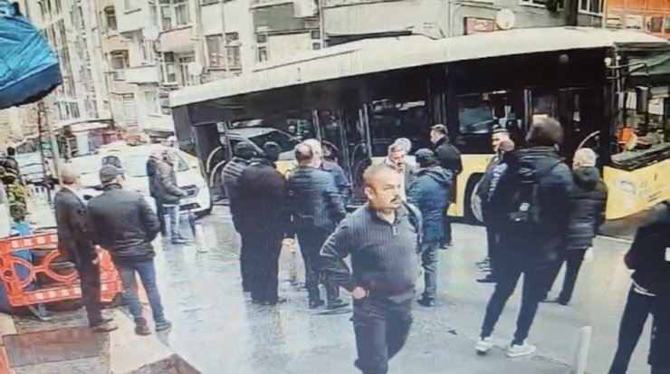 KAĞITHANE’DE İETT OTOBÜSÜ ÇÖKEN YOLA DÜŞTÜ: O ANLAR KAMERADA