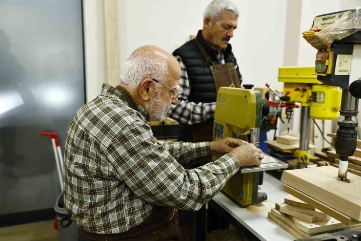 EMEKLİLİĞİN TADINI OYUNCAK YAPARAK ÇIKARIYORLAR