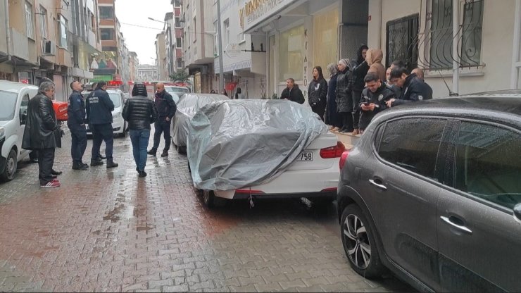 SULTANGAZİ’DE ÜZERİNE ÇAKILDIĞI OTOMOBİLİN CAM TAVANI KIRILINCA İÇİNE DÜŞTÜ