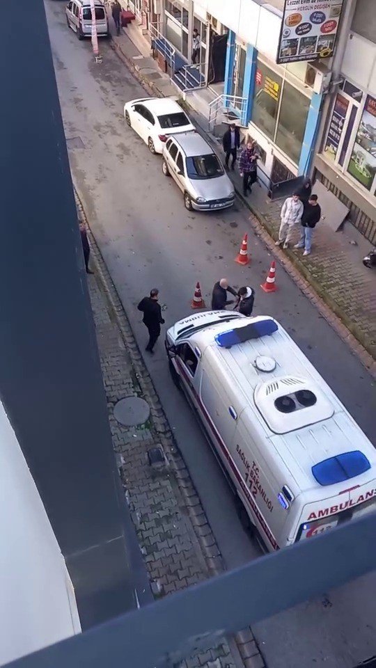 ÜMRANİYE’DE VAKAYA GİDEN AMBULANS ŞOFÖRÜNE SALDIRI KAMERADA