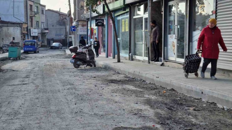 BEYOĞLU’NDA İSKİ VE İBB’NİN BİTMEK BİLMEYEN ÇALIŞMASI MAHALLEYİ ÇAMUR İÇİNDE BIRAKTI