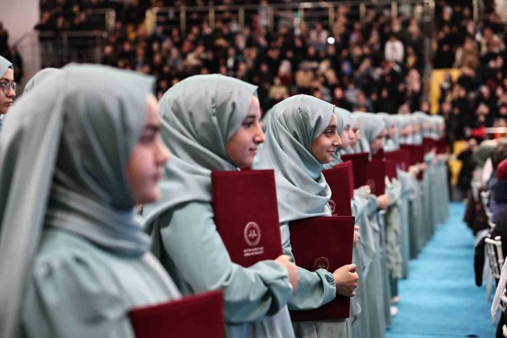 BAĞCILAR’DA HAFIZLIK KURSUNU BAŞARIYLA TAMAMLAYAN 182 HAFIZ KIZ, TAÇLARINI TAKTI