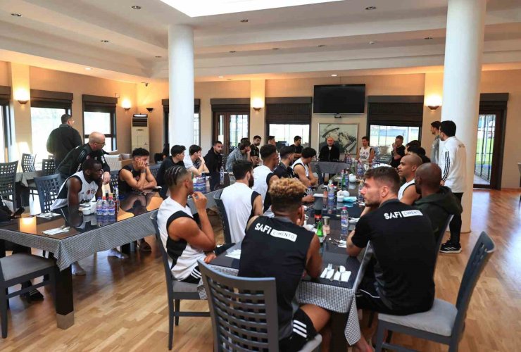 BEŞİKTAŞ’TA BAŞKAN HÜSEYİN YÜCEL, FUTBOLCULARLA BULUŞTU