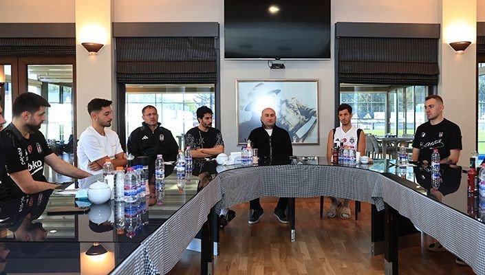 BEŞİKTAŞ’TA BAŞKAN HÜSEYİN YÜCEL, FUTBOLCULARLA BULUŞTU