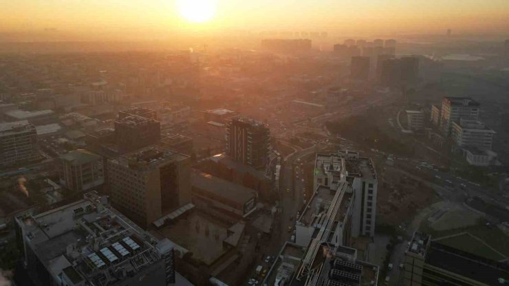 İSTANBUL’DA GÜN DOĞUMUNDA KARTPOSTALLIK SİS MANZARASI