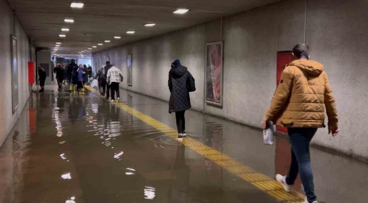 FATİH’TE METRO’NUN YAYA ALT GEÇİDİNİ SU BASTI: VATANDAŞ SU İÇİNDE YÜRÜMEK ZORUNDA KALDI