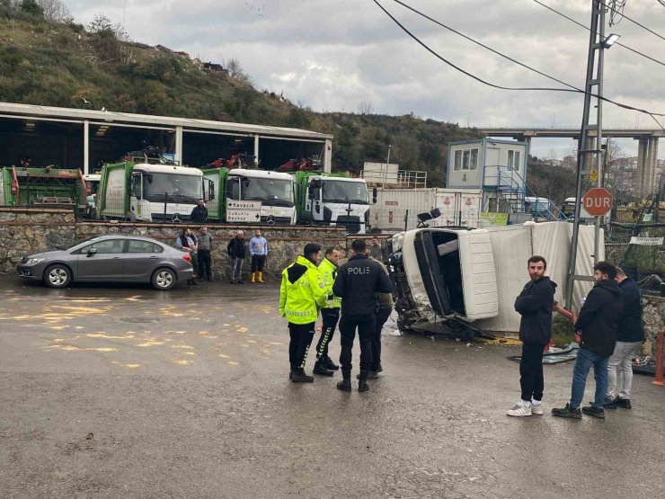 BEYKOZ’DA KAMYON DEVRİLDİ: 2 YARALI