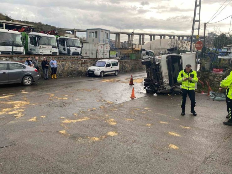 BEYKOZ’DA KAMYON DEVRİLDİ: 2 YARALI