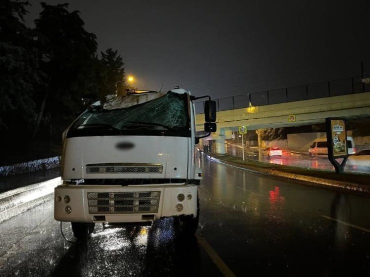 BAKIRKÖY’DE AYNI ÜST GEÇİTTE YİNE KAZA: TIR DORSESİNDEKİ ÇEKİCİ ÜST GEÇİDE BÖYLE ÇARPTI