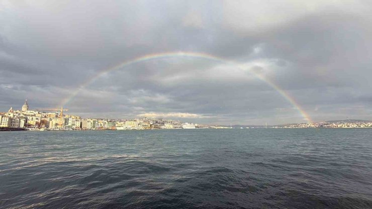 İSTANBUL BOĞAZI’NDA BELİREN GÖKKUŞAĞI MEST ETTİ