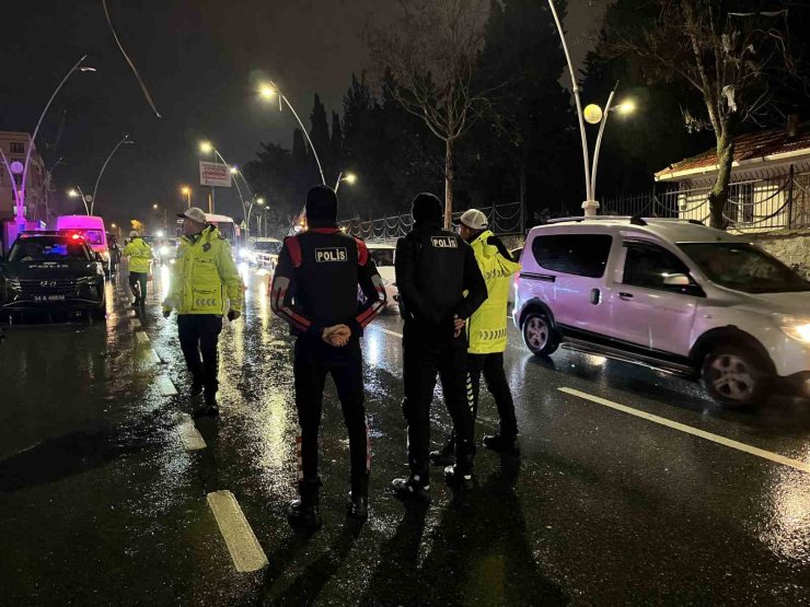 İSTANBUL EMNİYET MÜDÜRÜ SELAMİ YILDIZ, ESENLER’DE ASAYİŞ UYGULAMASINI YERİNDE DENETLEDİ