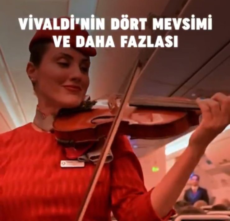 THY’NİN SİDNEY UÇUŞUNDA KABİN MEMURLARI YOLCULARA MİNİ KONSER VERDİ