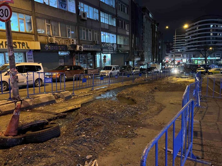 GÜNGÖREN’DE İSKİ’NİN ÇALIŞMASI SIRASINDA AYNI YOL İKİNCİ KEZ ÇÖKTÜ