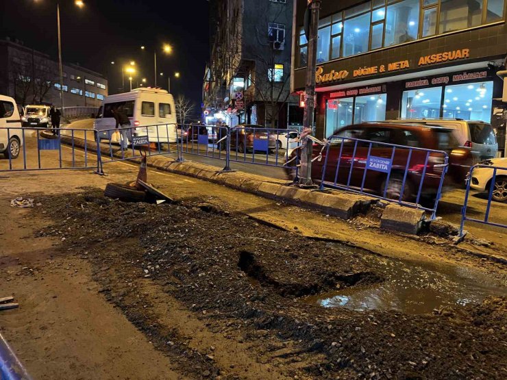 GÜNGÖREN’DE İSKİ’NİN ÇALIŞMASI SIRASINDA AYNI YOL İKİNCİ KEZ ÇÖKTÜ