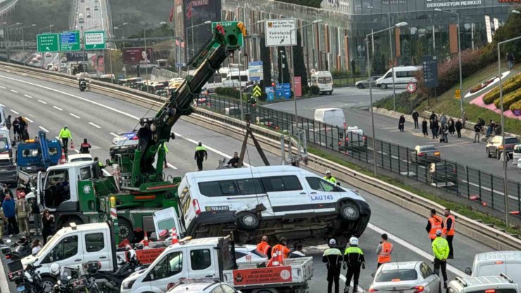 İSTANBUL’DA ÖĞRENCİ SERVİSİ DEVRİLDİ: 7’Sİ ÖĞRENCİ 10 YARALI