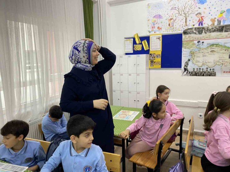 SURİYELİ ÇOCUĞUN SINIF ARKADAŞLARINA VEDASI DUYGU DOLU ANLAR YAŞATTI