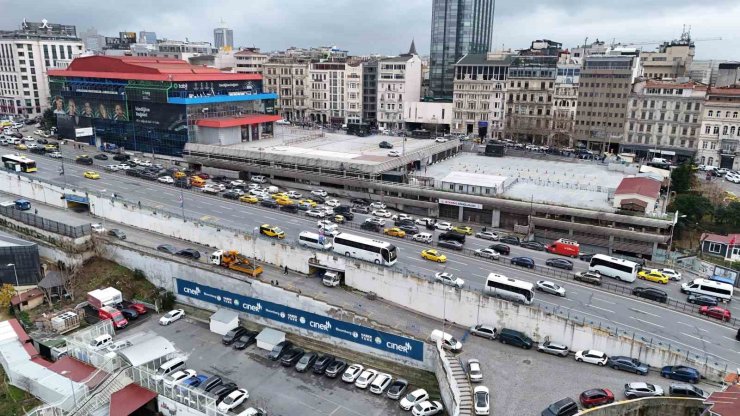 BEYOĞLU’NDAKİ ÇATLAYAN KOLANLARI NEDENİYLE BOŞALTILAN İSPARK HAVADAN GÖRÜNTÜLENDİ