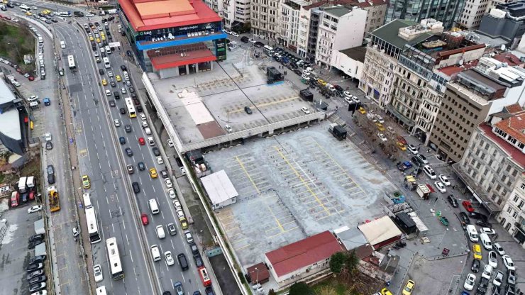 BEYOĞLU’NDAKİ ÇATLAYAN KOLANLARI NEDENİYLE BOŞALTILAN İSPARK HAVADAN GÖRÜNTÜLENDİ