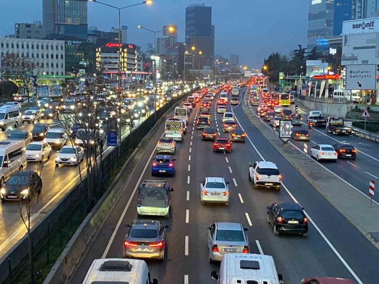 İSTANBUL’DA TRAFİK YOĞUNLUĞU YÜZDE 90’A ULAŞTI