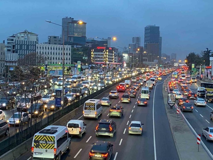 İSTANBUL’DA TRAFİK YOĞUNLUĞU YÜZDE 90’A ULAŞTI