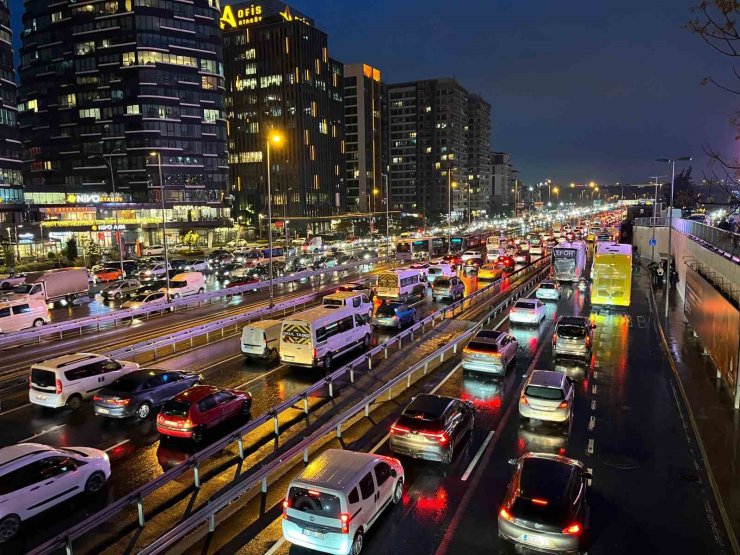 İSTANBUL’DA MESAİNİN SON GÜNÜNDE TRAFİK YÜZDE 90 OLDU