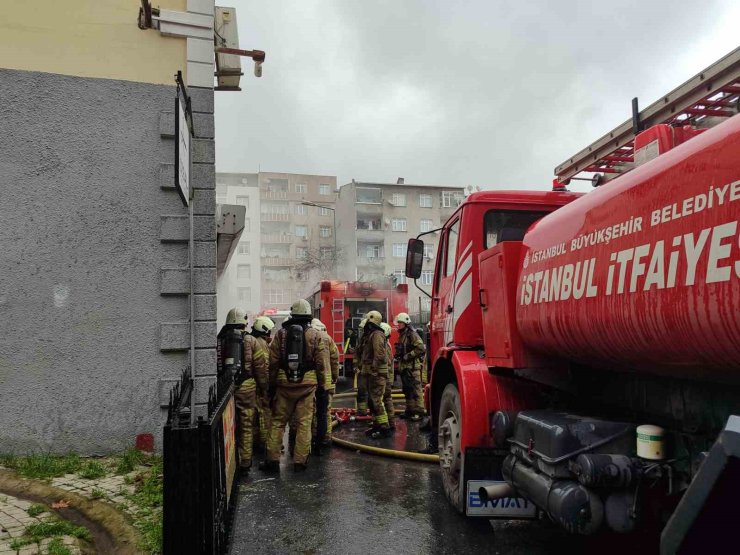 KÜÇÜKÇEKMECE’DE TEKSTİL ATÖLYESİNDE KORKUTAN YANGIN