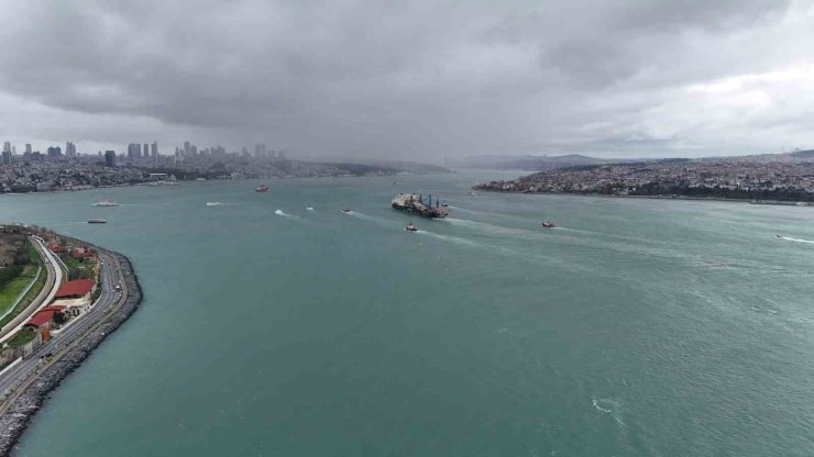 DERİN DENİZLERDE BORU DÖŞEME GEMİSİ ‘CASTORONE’ İSTANBUL BOĞAZI’NDAN GEÇTİ