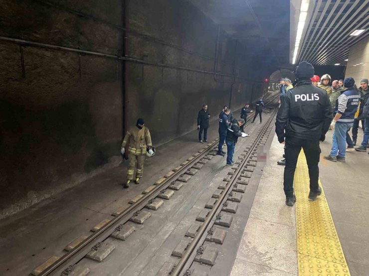 MARMARAY’DA TREN AYLARINA ATLAYAN ŞAHIS HAYATINI KAYBETTİ