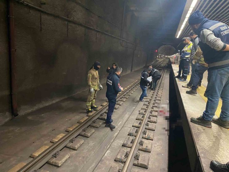 MARMARAY’DA TREN AYLARINA ATLAYAN ŞAHIS HAYATINI KAYBETTİ