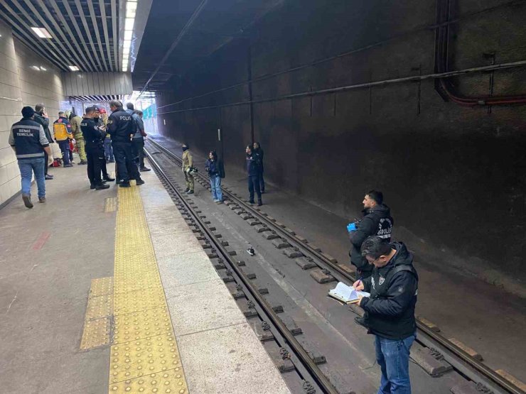 MARMARAY’DA TREN AYLARINA ATLAYAN ŞAHIS HAYATINI KAYBETTİ