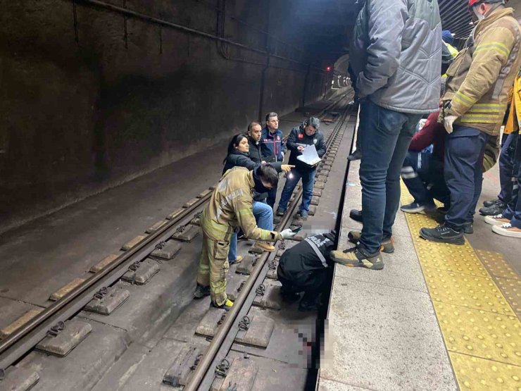 MARMARAY’DA TREN AYLARINA ATLAYAN ŞAHIS HAYATINI KAYBETTİ