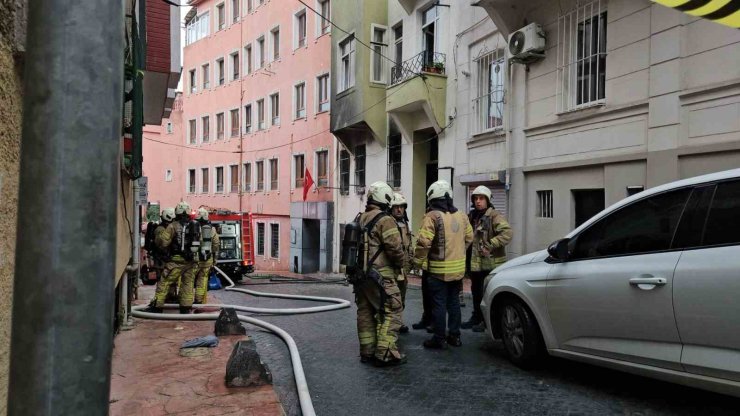 BEYOĞLU’NDA KORKUTAN YANGIN: KALBİ DURAN KEDİYİ İTFAİYE HAYATA DÖNDÜRDÜ